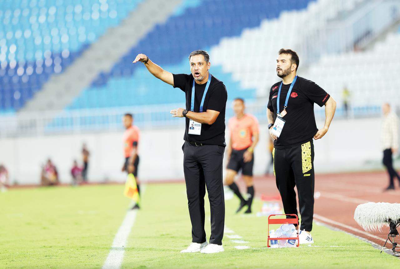 DIANDALKAN KLUB: Pelatih Kepala Arema FC Marcos Santos (kiri) memberikan instruksi dalam laga BRI Super League pekan ke-21 di Stadion Kanjuruhan.