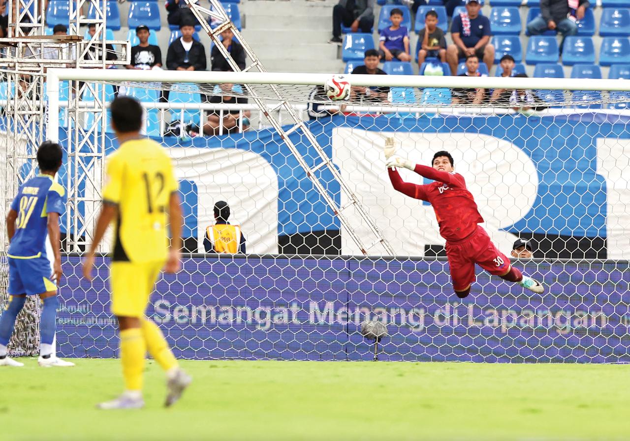 MENJAGA KONSISTENSI: Adi Satryo tampil gemilang dalam laga BRI Super League melawan Semen Padang di Stadion Kanjuruhan, Minggu lalu (15/2).