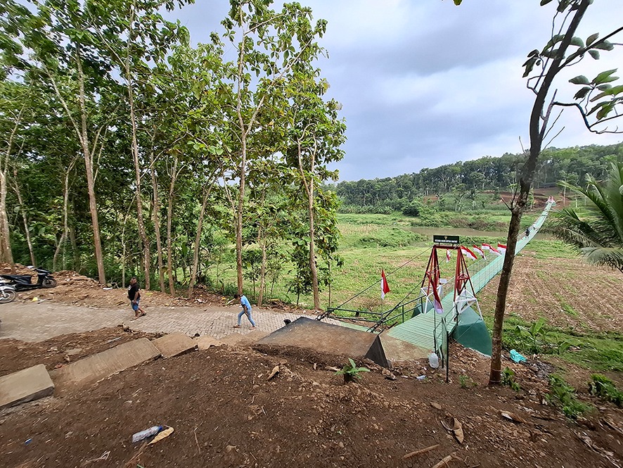 TERUS BERJALAN: Pembangunan jalan menuju Jembatan Termangu yang menghubungkan Desa Ternyang, Sumberpucung dengan Desa Mangunrejo, Kepanjen menyisakan satu sisi.