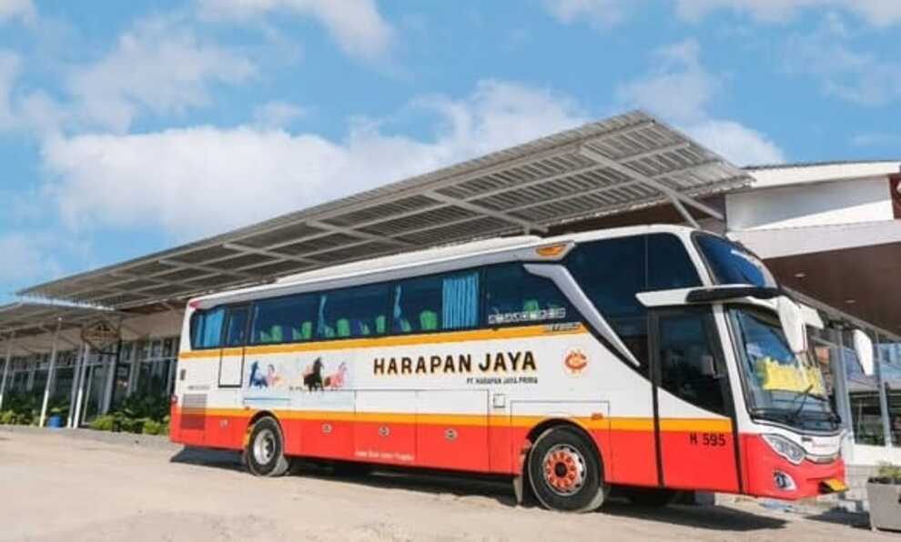 Sopir Bus PO Harapan Jaya mengemudi di bawah pengaruh alkohol di perlintasan KA Bandarkedungmulyo pada Senin (16/2). Sumber: @harapanjaya_gondangrejopoint/Instagram