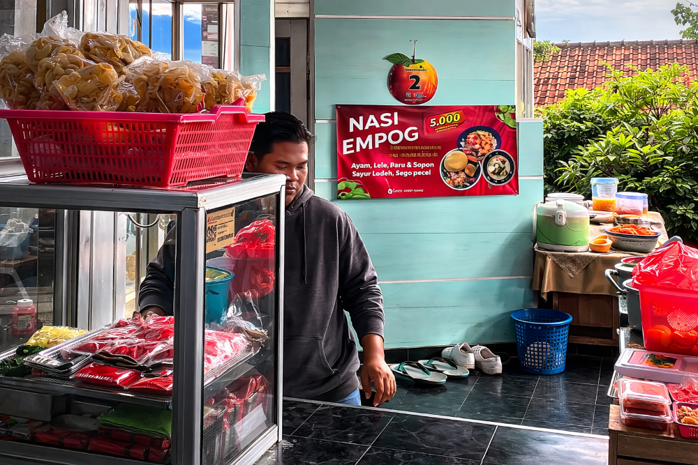 KULINER PAGI: Warung Nasi Empok Bu Tin selalu menjadi langganan pengunjung sebagai menu sarapan favorit di Kota Batu. (Tiktok: warung.empok.buk.tin)