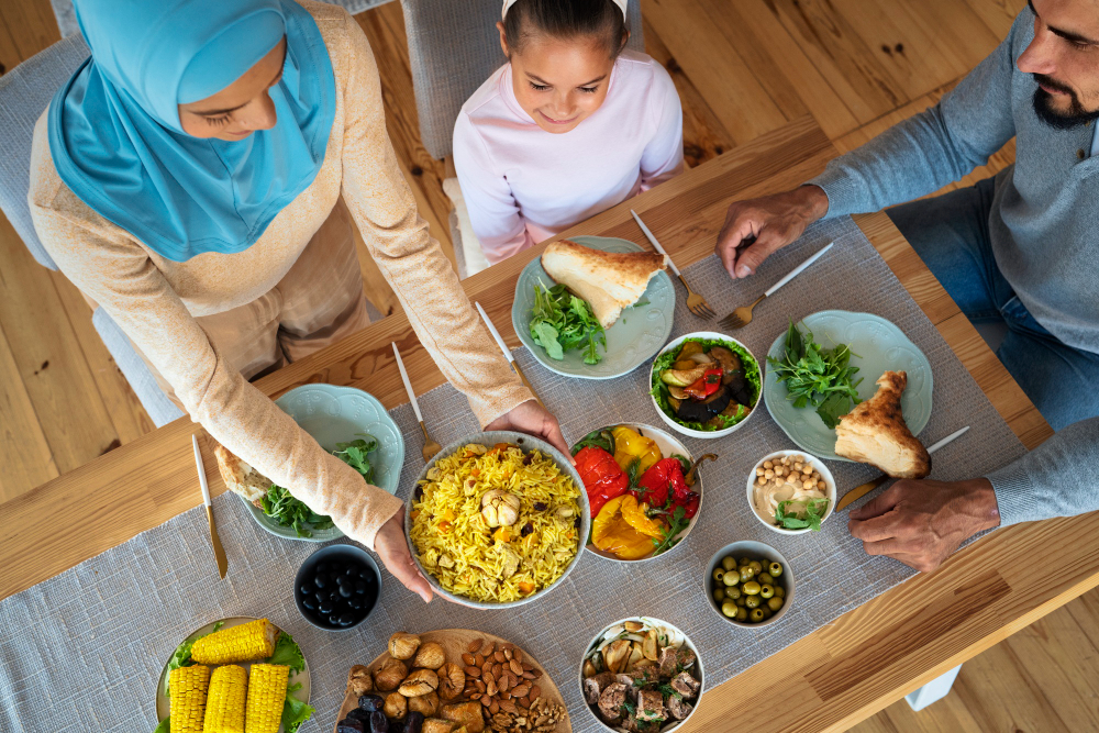 Ilustrasi berbuka bersama. (freepik)