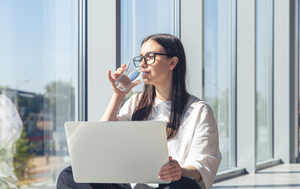 Atasi dehidrasi saat berpuasa dengan minum air yang cukup. (Freepik)