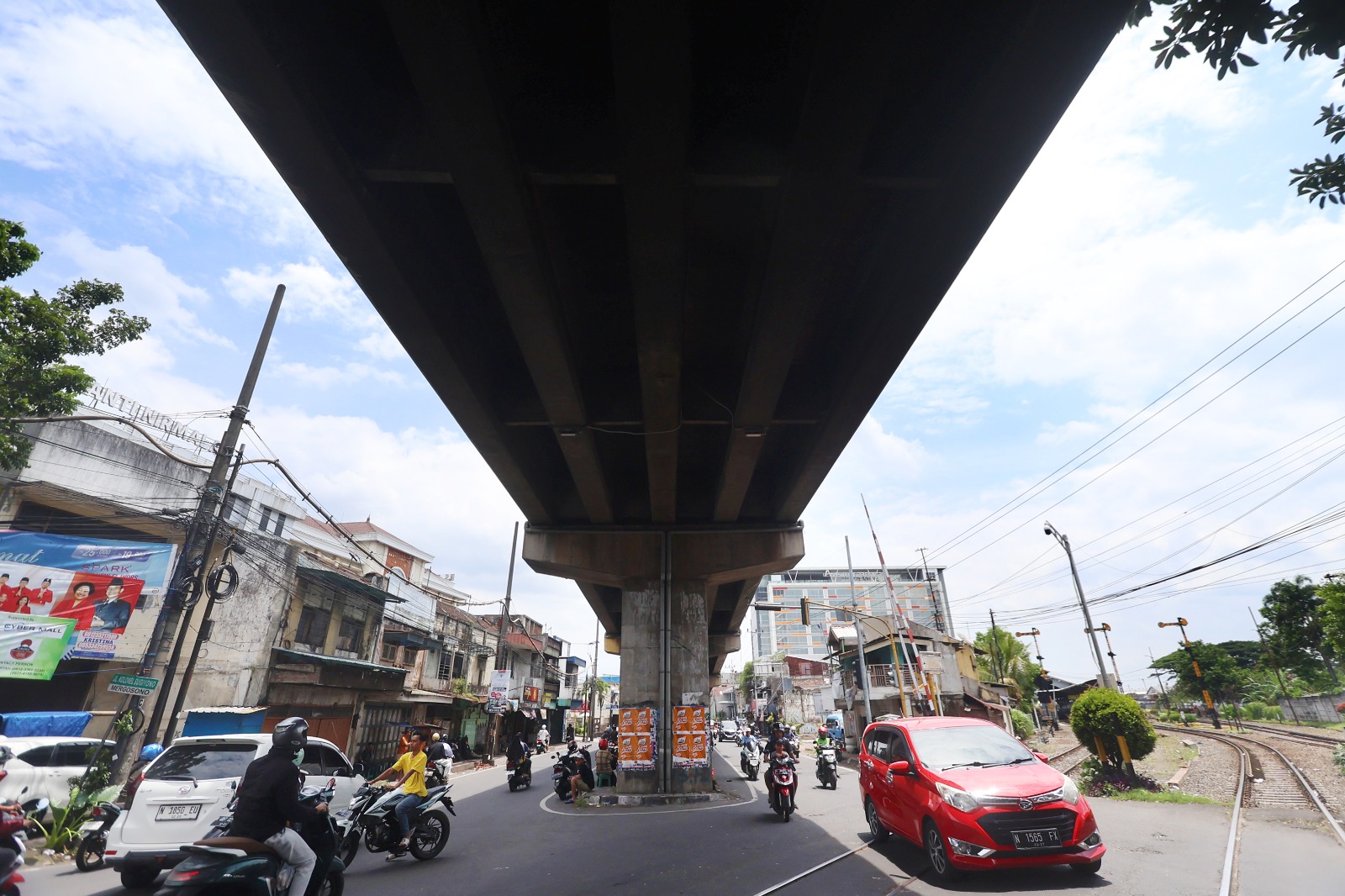 BUTUH PERBAIKAN:  Arus lalu lintas di bawah  flyover Mergosono  selalu padat  kemarin. Sebagian  kendaraan  lewat atas  meski jalan  bergelombang.