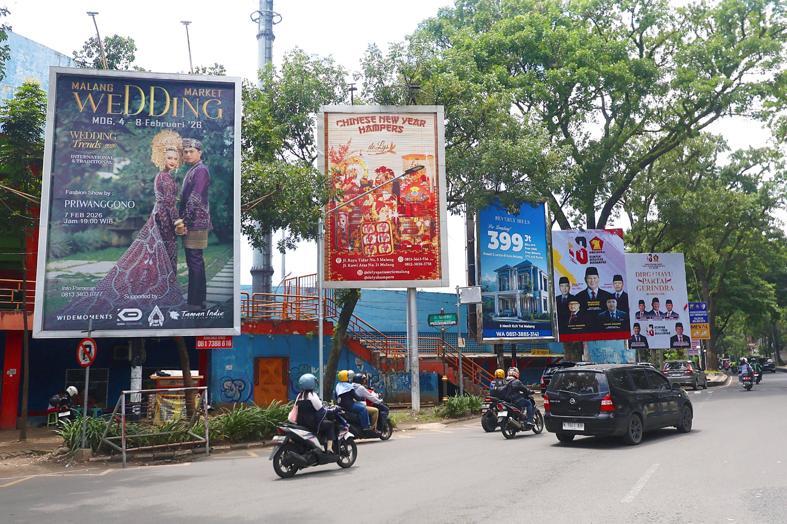 PEMBERSIHAN: Reklame insidental berjejer di ruas Jalan Semeru, Kecamatan Klojen kemarin (19/2). Keberadaannya dinilai mengganggu keindahan wajah kota.