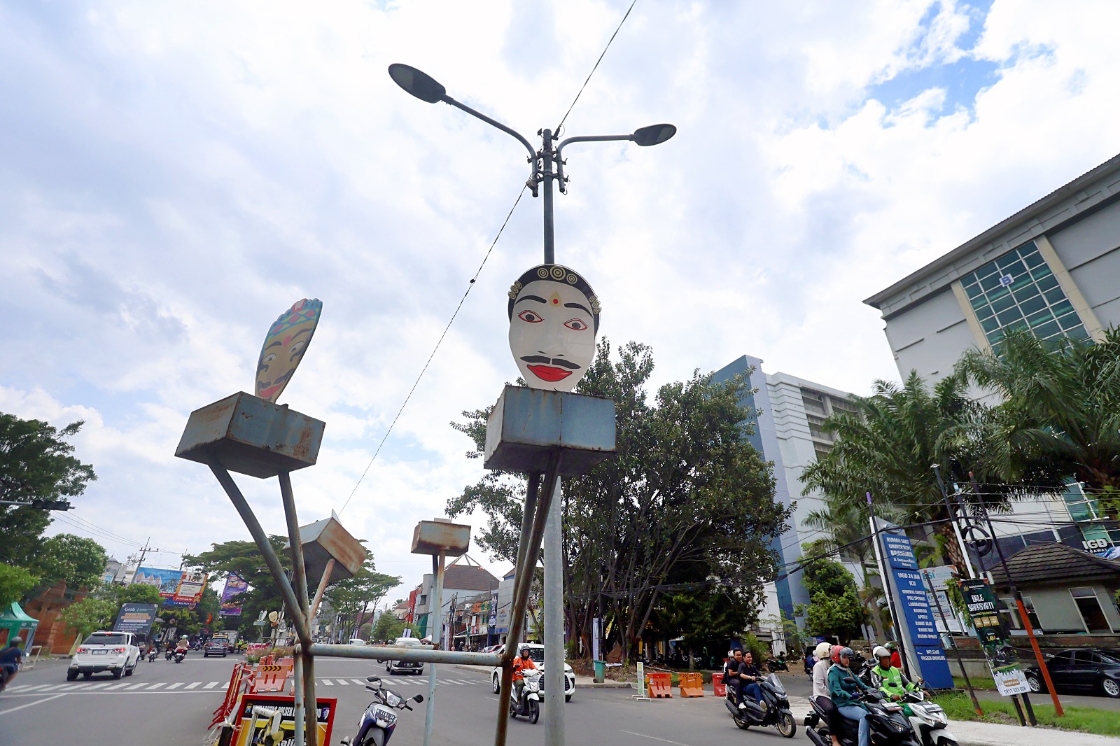 WAJAH BARU: Taman median  jalan di Jalan Soekarno-Hatta  (Soehat) berhias topeng  malangan kemarin (18/2). Di area  tersebut akan dibangun sky walk.