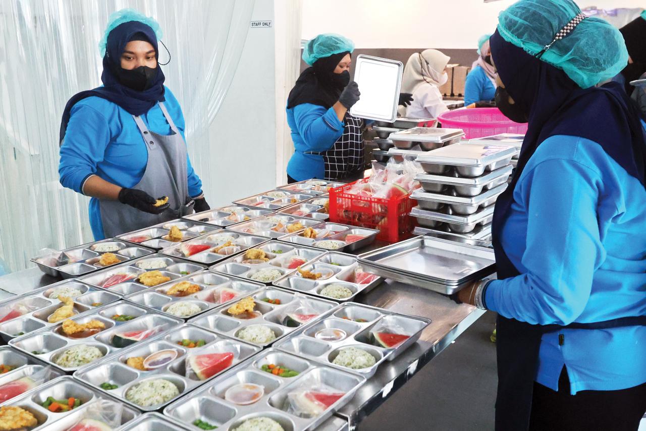 SIAP KIRIM: Petugas SPPG Trunojoyo menyiapkan menu MBG sebelum diantar ke sekolah beberapa waktu lalu