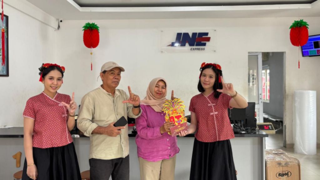 CERIA: JNE menghadirkan nuansa perayaan imlek di berbagai Sales Counter Cabang JNE.