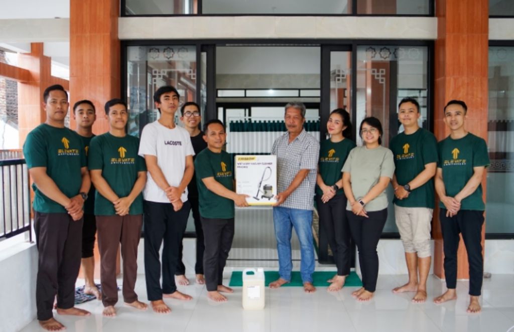 PEDULI: Penyerahan dukungan berupa alat kebersihan seperti vacuum cleaner, cairan pembersih, dll.