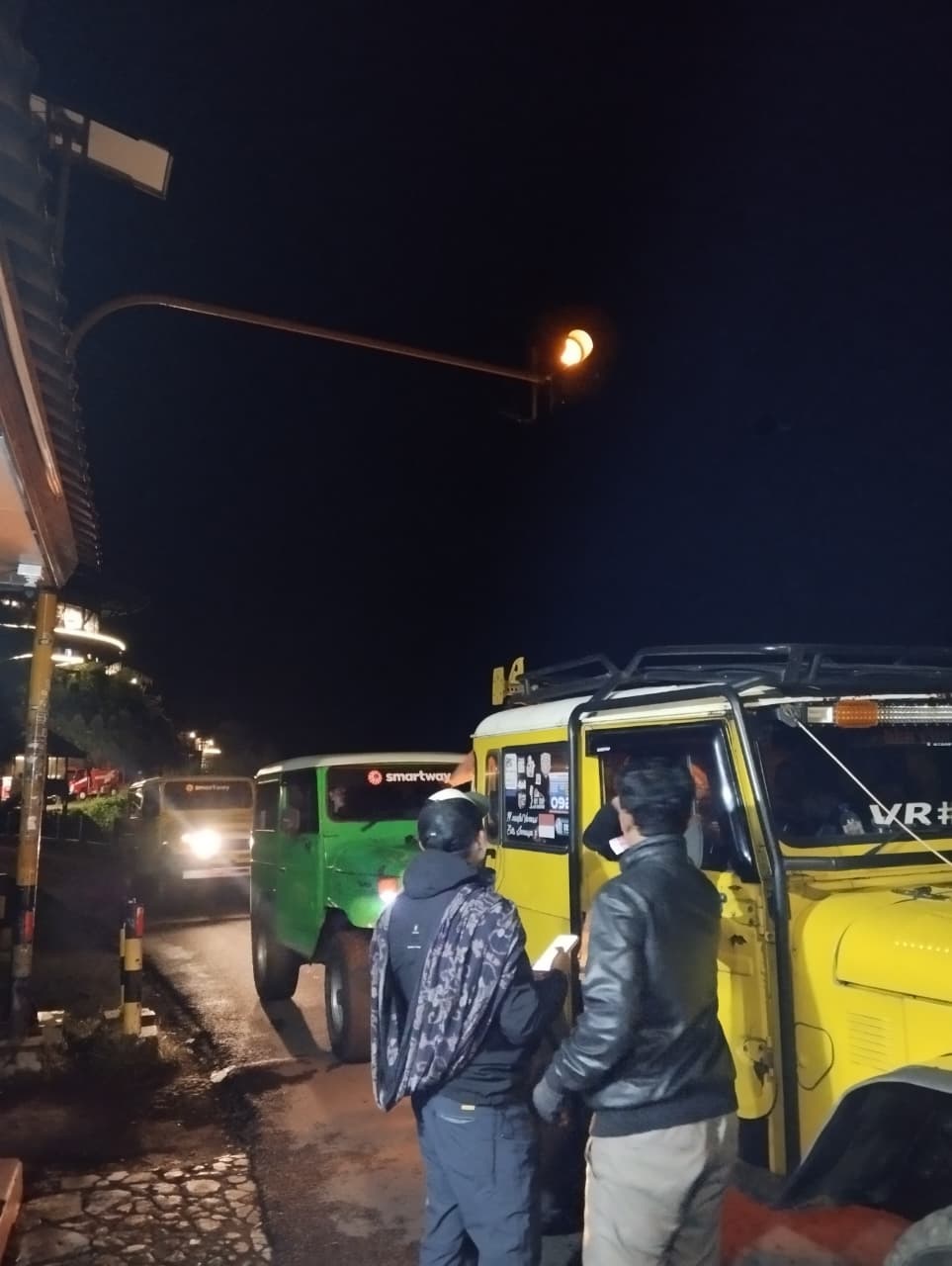 LIBUR PANJANG: Jumlah wisatawan yang memanfaatkan mobil jip di Gerbang Jemplang, Desa Ngadas, Kecamatan Poncokusumo meningkat dalam beberapa hari terakhir.