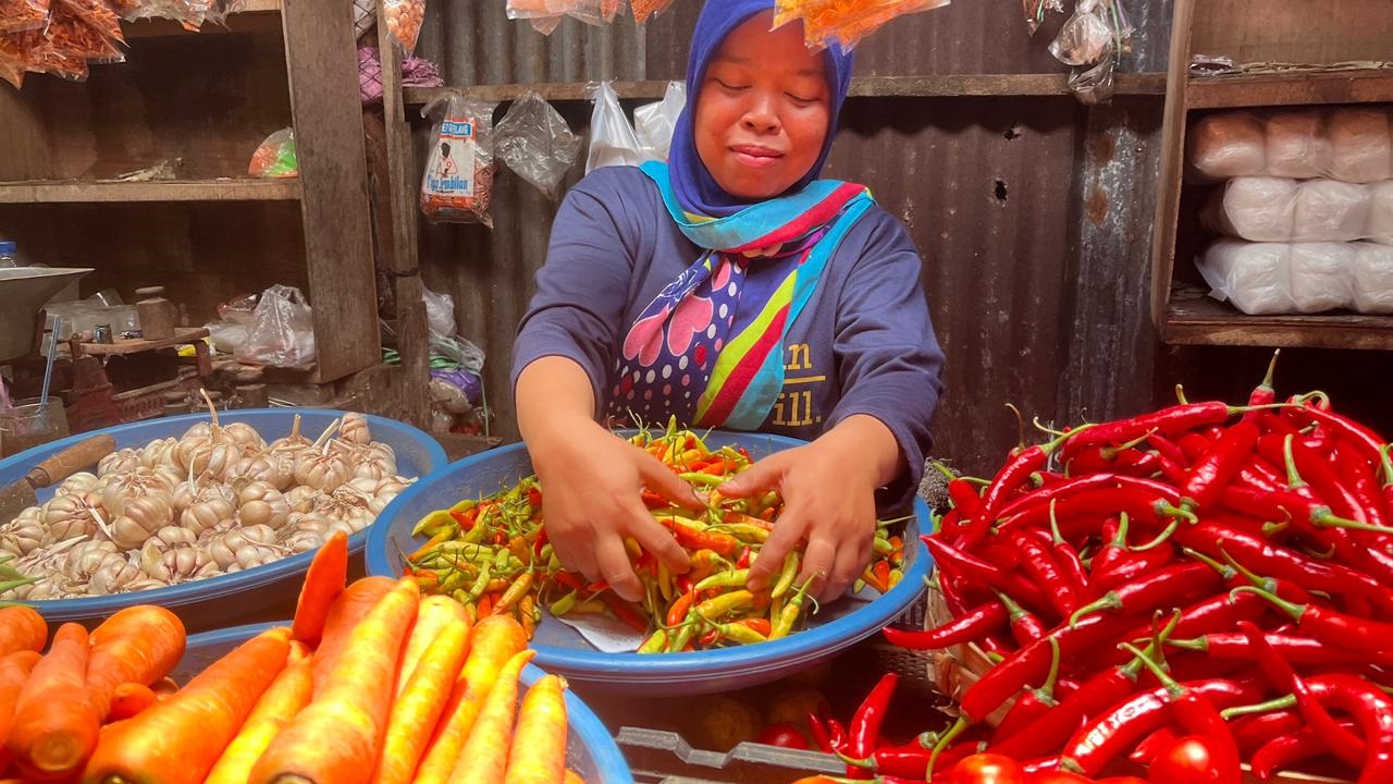 STOK MENIPIS: Salah satu penjual cabai di Pasar Singosari mengeluhkan tingginya harga komoditas tersebut di tingkat petani.