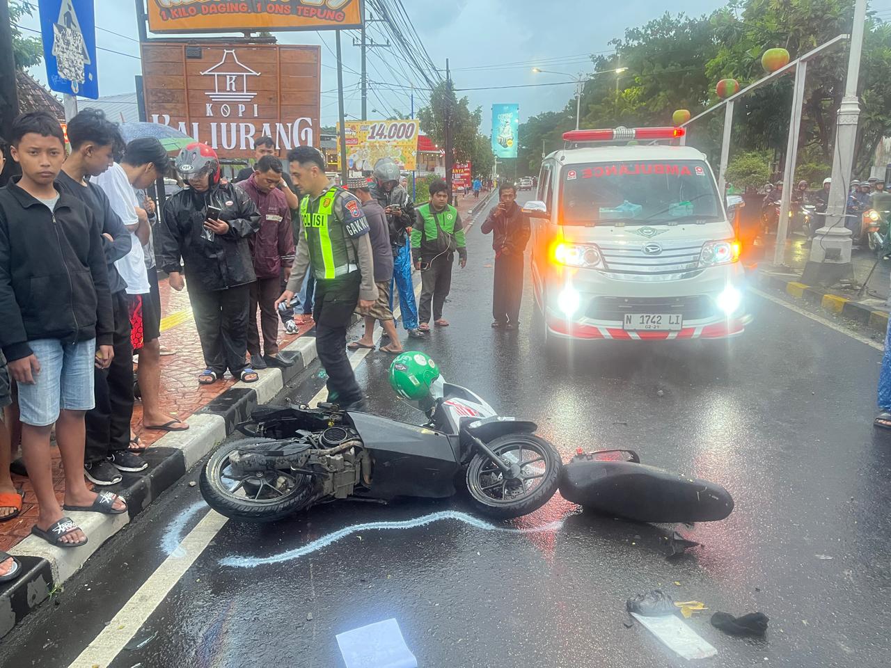 Kondisi motor Iwan Kurniawan setelah ditabrak truk yang mengalami rem blong di Batu pada Rabu (18/2). (Polres Batu)