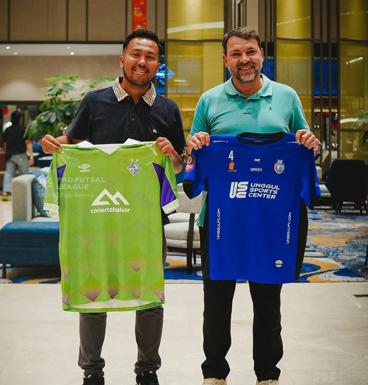 DAPAT ILMU BERHARGA: Manajer Unggul FC Malang (kiri) bertukar jersey dengan Presiden Klub AE Palma Futsal Jose Tirado, beberapa waktu lalu.