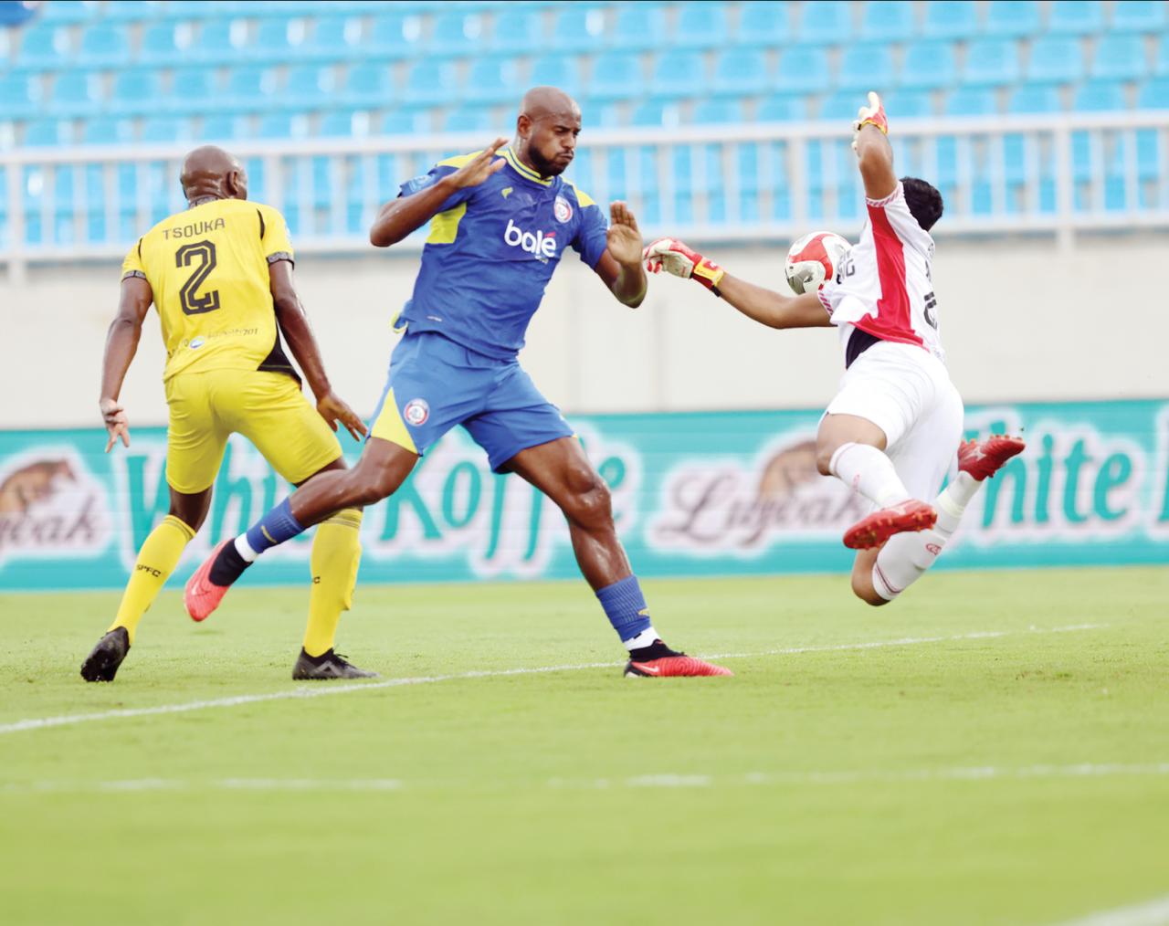 MULAI TAJAM: Joel Vinicius (dua dari kanan) berusaha membobol gawang Semen Padang dalam laga BRI Super League di Stadion Kanjuruhan, 15 Februari lalu.