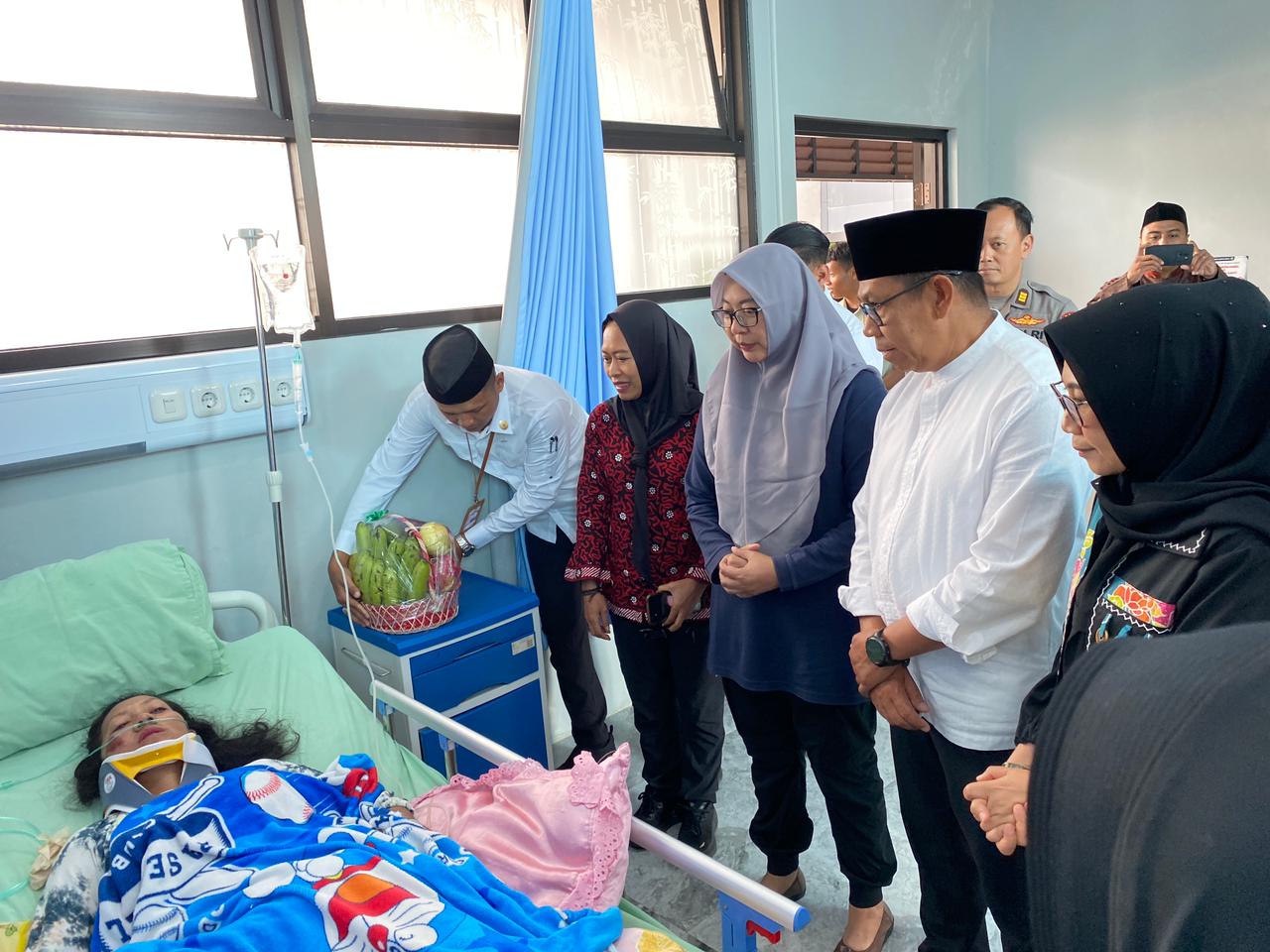 Wali Kota Batu Nurochman (baju putih) menjenguk salah satu korban laka truk rem blong yang dirawat di RS Bhayangkara Batu, Kamis (19/2). (Rori Dinanda Bestari/Radar Malang)