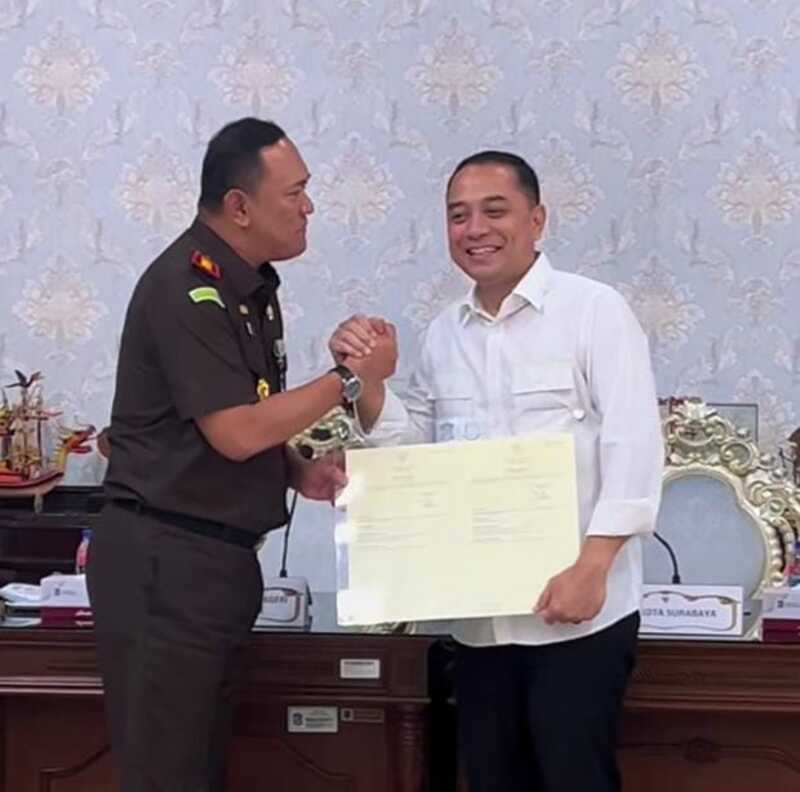Potret Wali Kota Surabaya, Eri Cahyadi saat menerima aset Pemkot Surabaya berupa dua bidang tanah senilai Rp55,2 miliar. Sumber: @Eri Cahyadi/Instagram