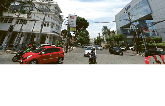 MENUJU METROPOLITAN: Lalu-lalang kendaraan melintas di Jalan Basuki Rahmat, Klojen, kemarin siang.