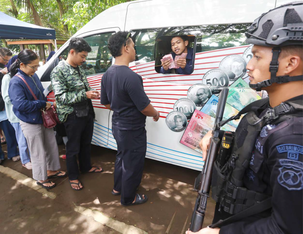 TAHAP PERTAMA: Warga berjejer antre menukarkan uang di Taman Singha Merjosari, Jalan Mertojoyo, Kecamatan Lowokwaru kemarin (19/2)