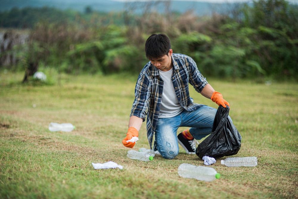 Kebiasaan kecil seperti mengelola sampah dengan tepat bisa berdampak besar pada kelestarian lingkungan. (freepik/jcomp)