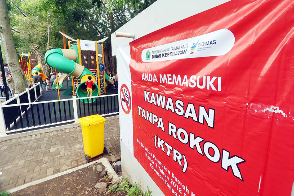 DILARANG MEROKOK: Banner Kawasan Tanpa Rokok (KTR) terpasang di area playground Alun-Alun Merdeka kemarin.