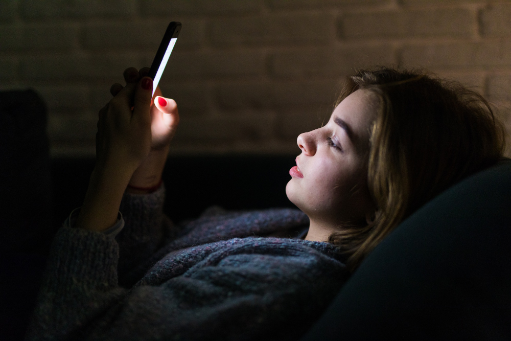 Kebiasaan scrolling sebelum tidur dapat menimbulkan dampak buruk. (freepik/diana.grytsku)
