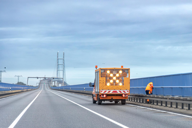 Ilustrasi truk yang sedang melintasi tol (Freepik).