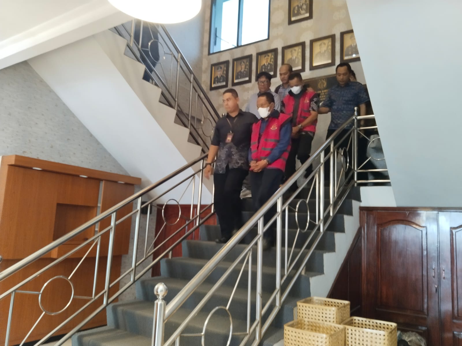 Dua tersangka kasus korupsi dana hibah KONI Kabupaten Malang digiring Kejari Kabupaten Malang, Jumat (20/2) sore. (Kejari Kabupaten Malang)
