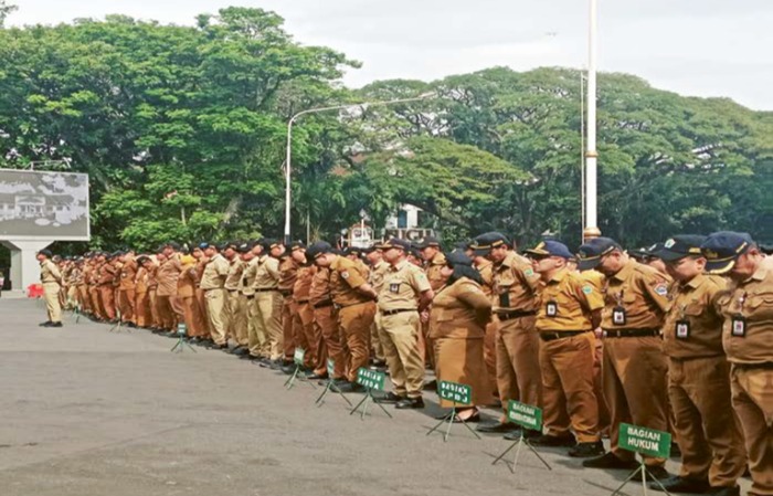 ABDI NEGARA: ASN Pemkot Malang mengikuti apel pagi di halaman Balai Kota Malang pekan lalu.