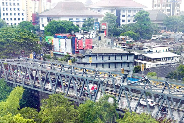 KONSEP BARU: Jembatan dengan rangka baja membentang di Jalan SoekarnoHatta (Soehat) kemarin (19/2). Mencuat wacana pemolesan jembatan seiring rencana penataan di area tersebut.