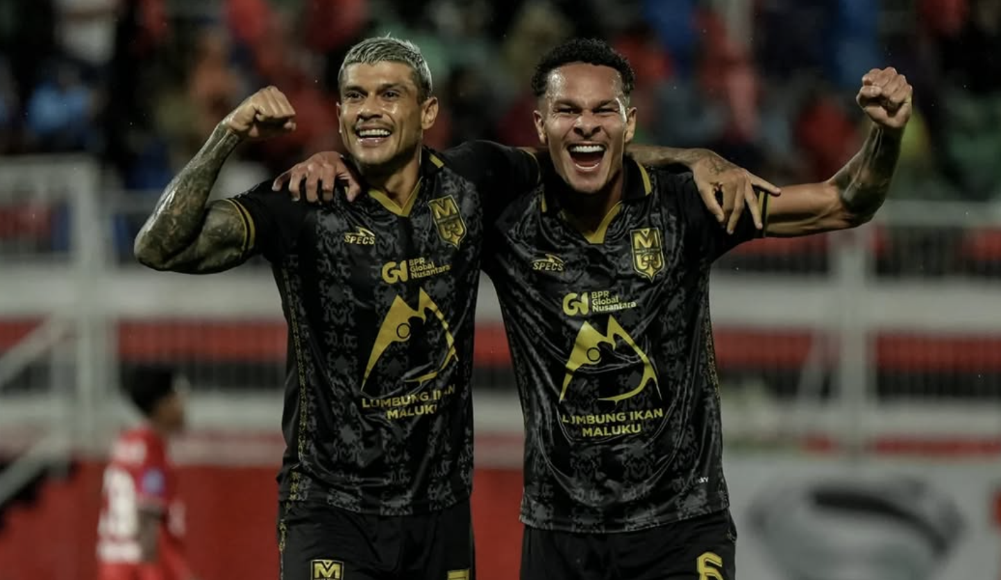 DUO BRASIL: Ciro (kiri) dan Igor (kanan) merayakan kemenangan saat bertanding melawan Persijap pada Jumat (12/2) lalu. (Instagram @malutunitedfc)