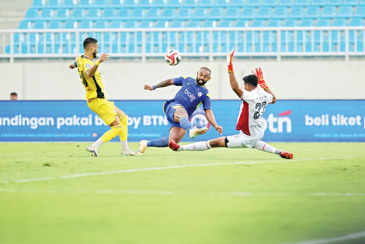 PUNYA MODAL MENANG: Dalberto Luan Belo (tengah) berusaha membobol gawang Semen Padang dalam laga BRI Super League pekan ke-21 di Stadion Kanjuruhan, 15 Februari.
