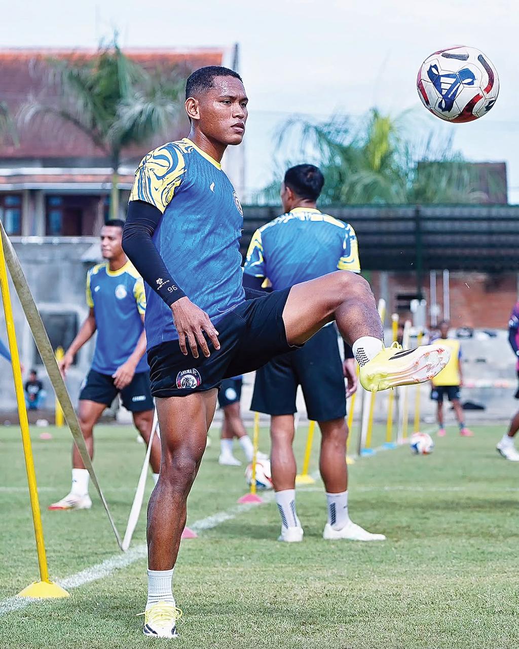 SIAP KERJA KERAS: Fullback kiri Arema FC Iksan Lestaluhu berusaha mengontrol bola dalam sesi latihan tim di Dreams Football Pitch, Pakis, beberapa waktu lalu.
