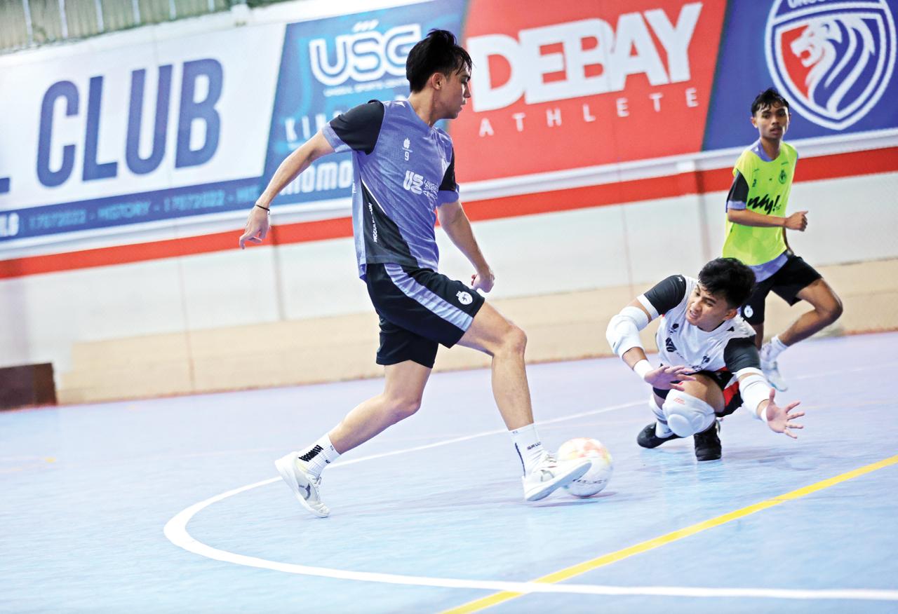 JAGA PERFORMA PEMAIN: Wais Alkarni (kiri) berusaha mencetak gol dalam sesi game internal di Unggul Sports Center, beberapa waktu lalu.