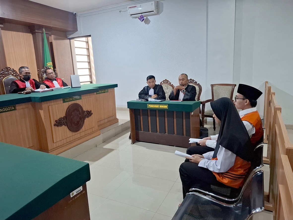 JELANG VONIS: HNM, 20, dan AA, 22, menjalani sidang pembacaan pleidoi di Pengadilan Negeri (PN) Kepanjen, Rabu sore (18/2).