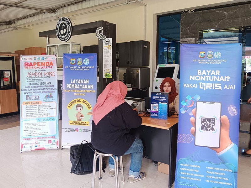 RUTIN: Layanan jemput bola Malang selatan (Jempol Mase) digelar Bapenda Kabupaten Malang di RSUD Kanjuruhan, kemarin siang (19/2).