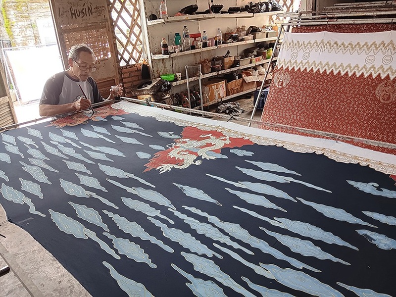 BERPACU DENGAN WAKTU: Salah satu crew Griya Batik Seng di Desa Sengguruh, Kecamatan Kepanjen menuntaskan proses cetak selembar kain, kemarin.