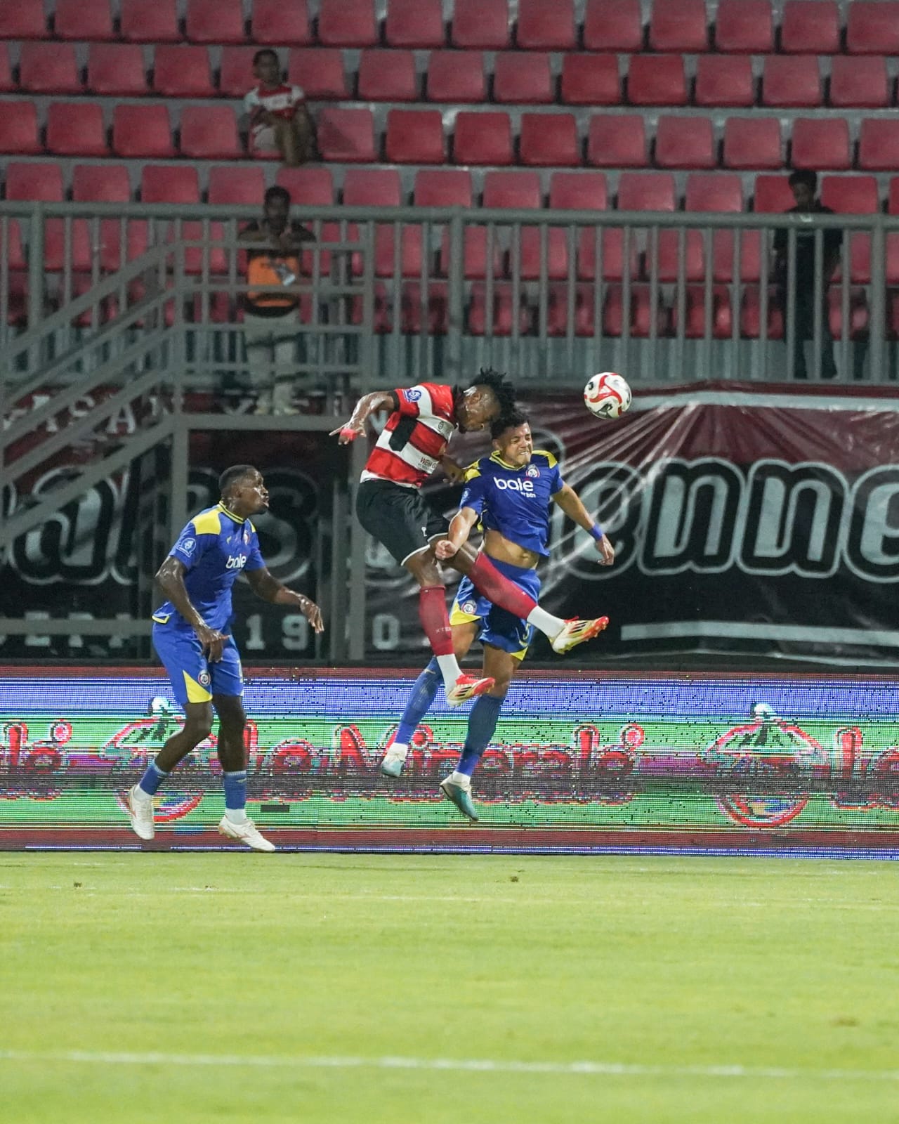 Bek Arema FC Walisson Maia (kanan) melakukan duel udara dengan pemain Madura United dalam laga Super League, Sabtu (21/2). (MO Arema FC for Radar Malang)