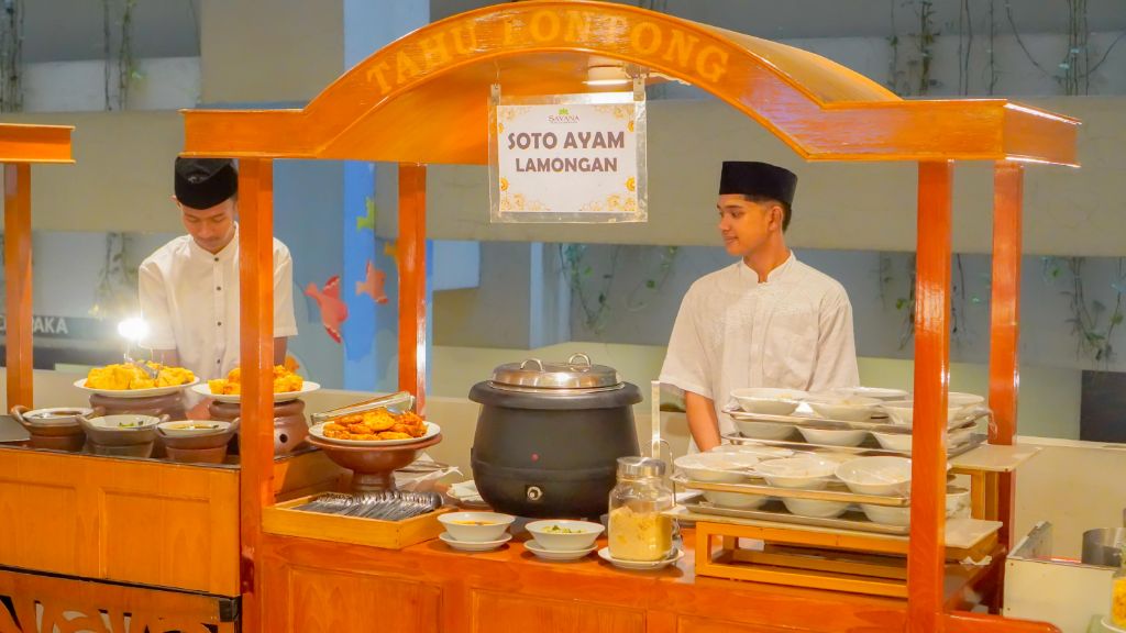 NIKMAT: Lentera Ramadan menghadirkan variasi menu mulai dari takjil, aneka hidangan utama, live cooking, hingga pilihan dessert yang menggugah selera.
