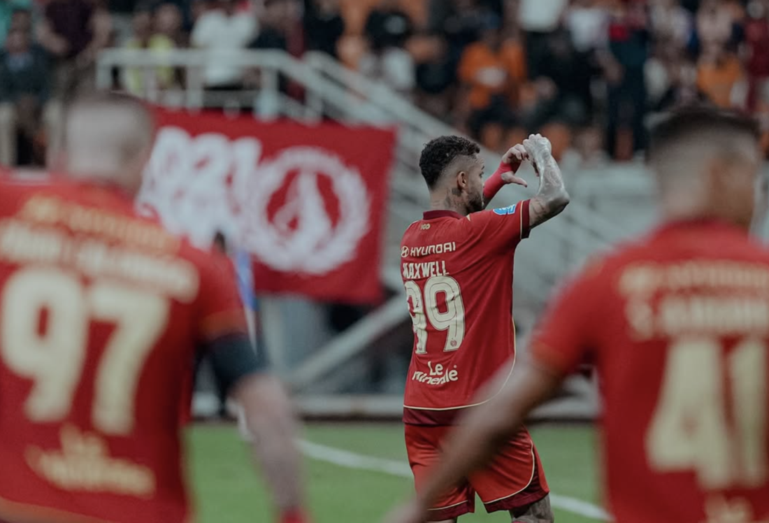 MANFAATKAN PELUANG: Selebrasi Maxwell setelah berhasil mencetak gol dari blunder kiper PSM Makassar. (Instagram @persija)
