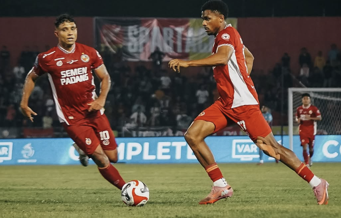 PANTANG MENYERAH: Kabau Sirah berhasil menyamakan kedudukan 2-2 saat berlaga melawan Malut United. (Instagram @semenpadangfcid)