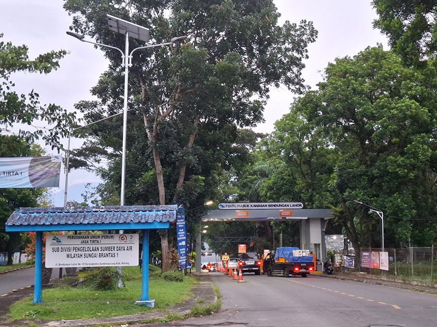TIADAKAN TRANSAKSI TUNAI: Akses keluar masuk di jalan Bendungan Lahor kini menggunakan sistem gate dengan kartu uang elektronik. (Biyan Mudzaky Hanindito/Radar Kanjuruhan)