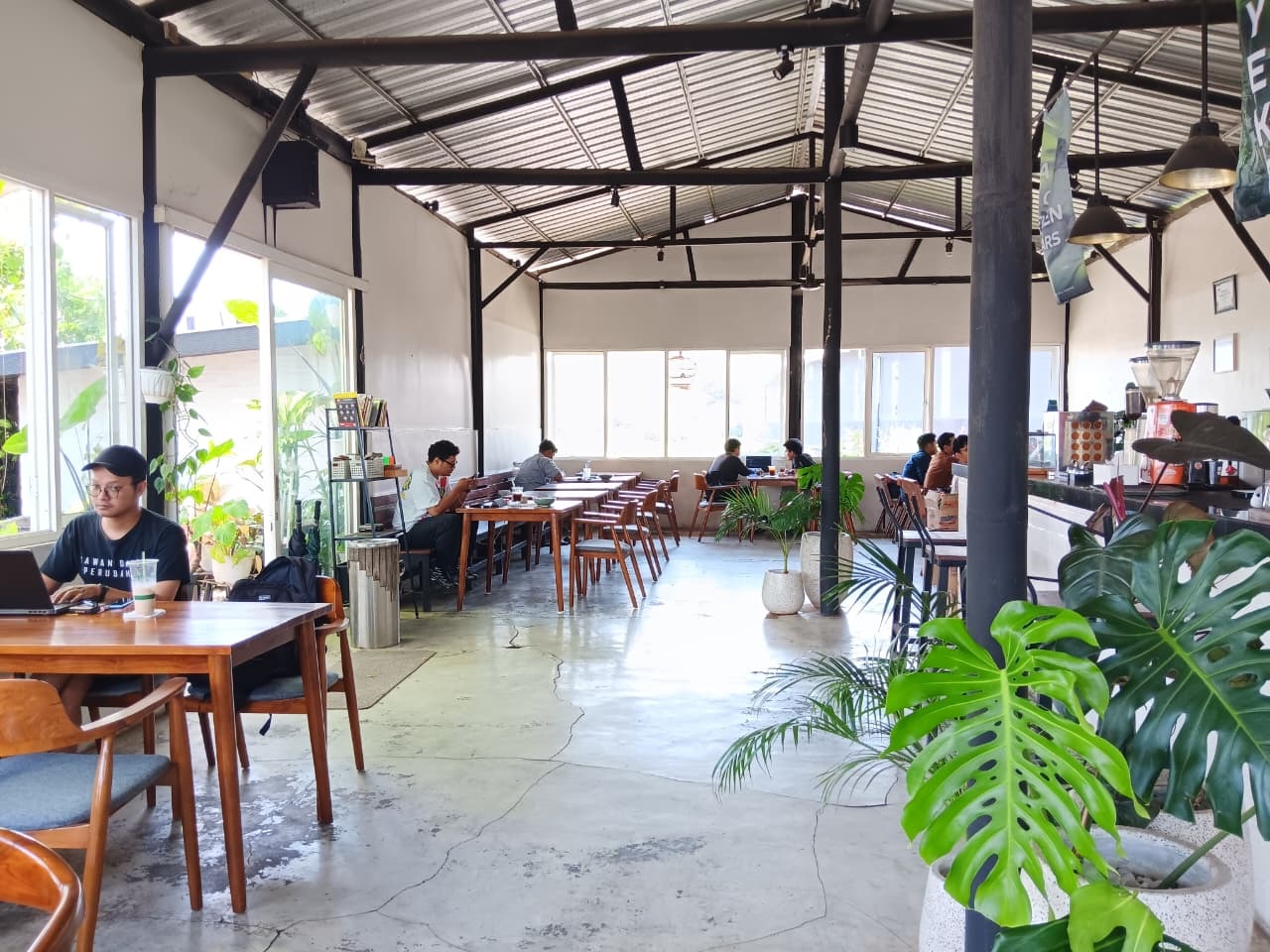 BISA LEBIH RAMAI: Salah satu kafe di Desa Mulyoagung, Kecamatan Dau rutin menyumbang PAD dari PBJT makanan dan minuman. (Indah Mei Yunita/Radar Kanjuruhan) 