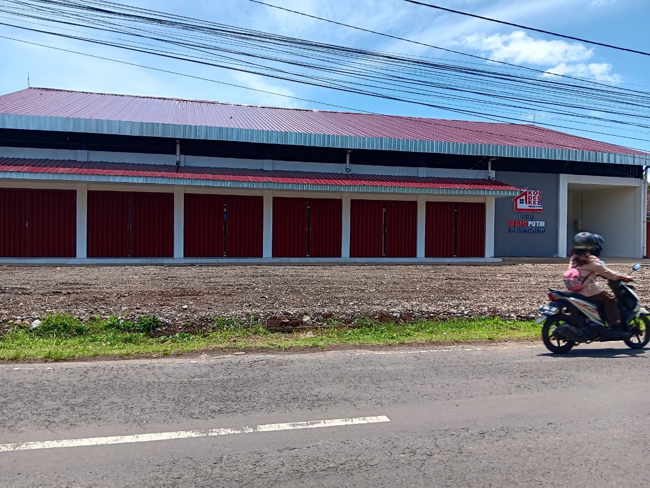 GENCARKAN SOSIALISASI: Pembangunan gerai untuk Koperasi Desa Merah Putih (KDMP) Kedungpedaringan, Kepanjen dinyatakan tuntas 100 persen. (Indah Mei Yunita/Radar Kanjuruhan) 