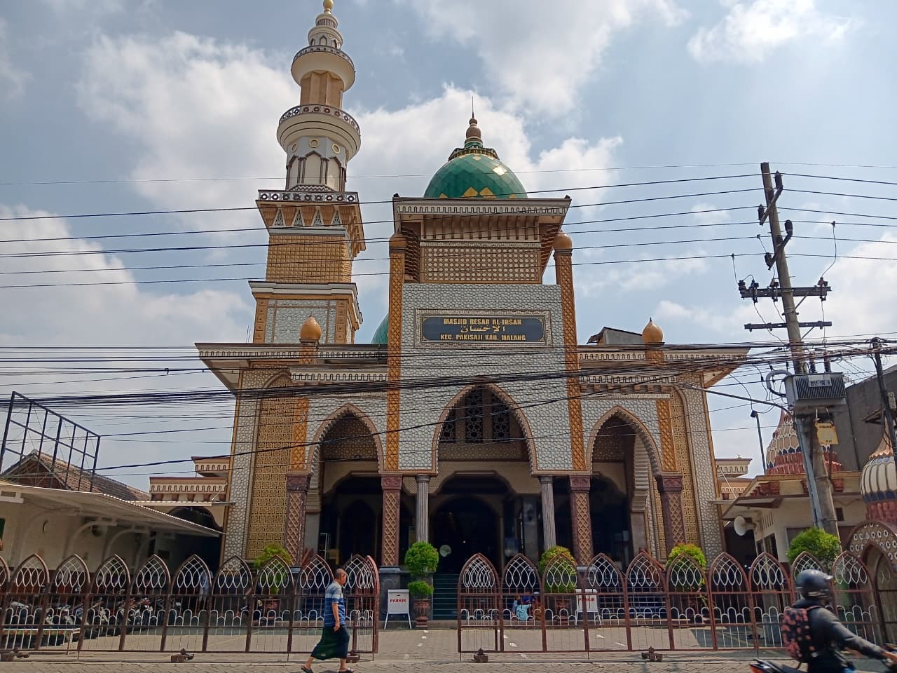 TERUS BERJALAN: Masjid Besar Al Ihsan di Kecamatan Pakisaji jadi salah satu tempat ibadah yang bisa mendapat program gratis biaya PDAM. (Indah Mei Yunita/Radar Kanjuruhan) 