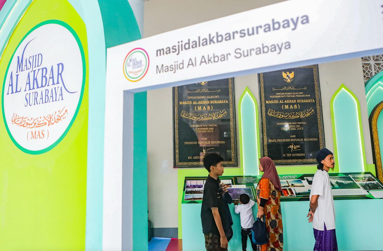 RUANG HEALING: Jamaah mengunjungi Masjid Al-Akbar Surabaya, kemarin.