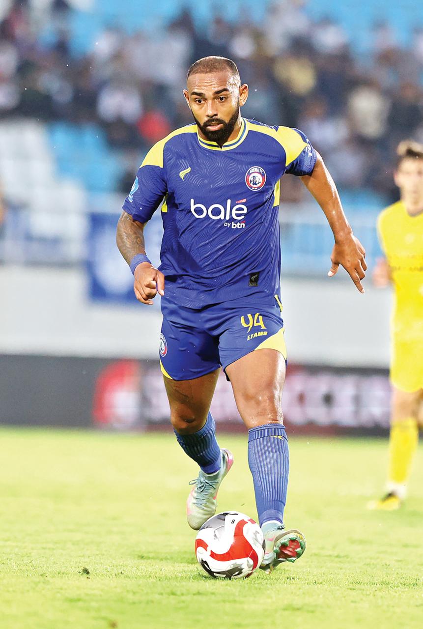 BURU GOL KE-11: Dalberto Luan Belo akan terus berusaha mengakhiri puasa gol dalam tujuh laga beruntun. (Darmono/Radar Malang)