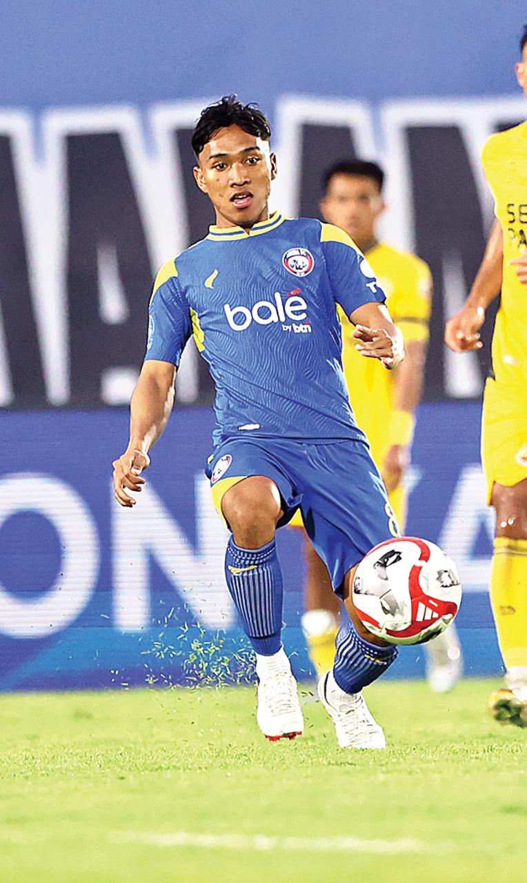 JADI PENONTON: Arkhan Fikri berusaha mengontrol bola dalam laga BRI Super League melawan Semen Padang di Stadion Kanjuruhan. (Darmono/Radar Malang)