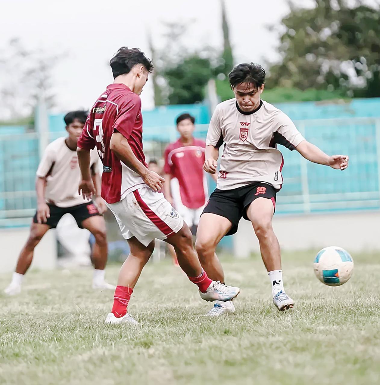 TAMBAH KEKUATAN: Pemain Persikoba Batu (kanan) berebut bola dengan tim lokal asal Blitar dalam laga uji coba di Stadion Brantas, beberapa waktu lalu.