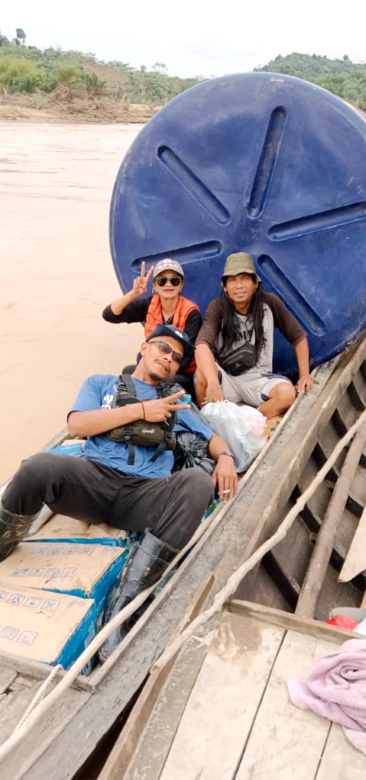 Datang Langsung: Yoeni Achyar (kiri, belakang)  mengantar toren untuk memfasilitasi kebutuhan air  bersih warga terdampak banjir di Aceh.