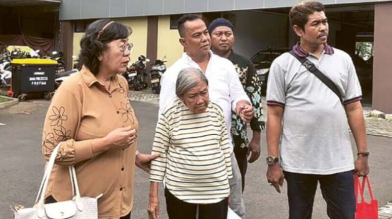 PERJUANGKAN KEADILAN: Nenek Elina (tengah) mendatangi Polda Jatim untuk menjalani restorative justice dengan Samuel pada Kamis (19/2).